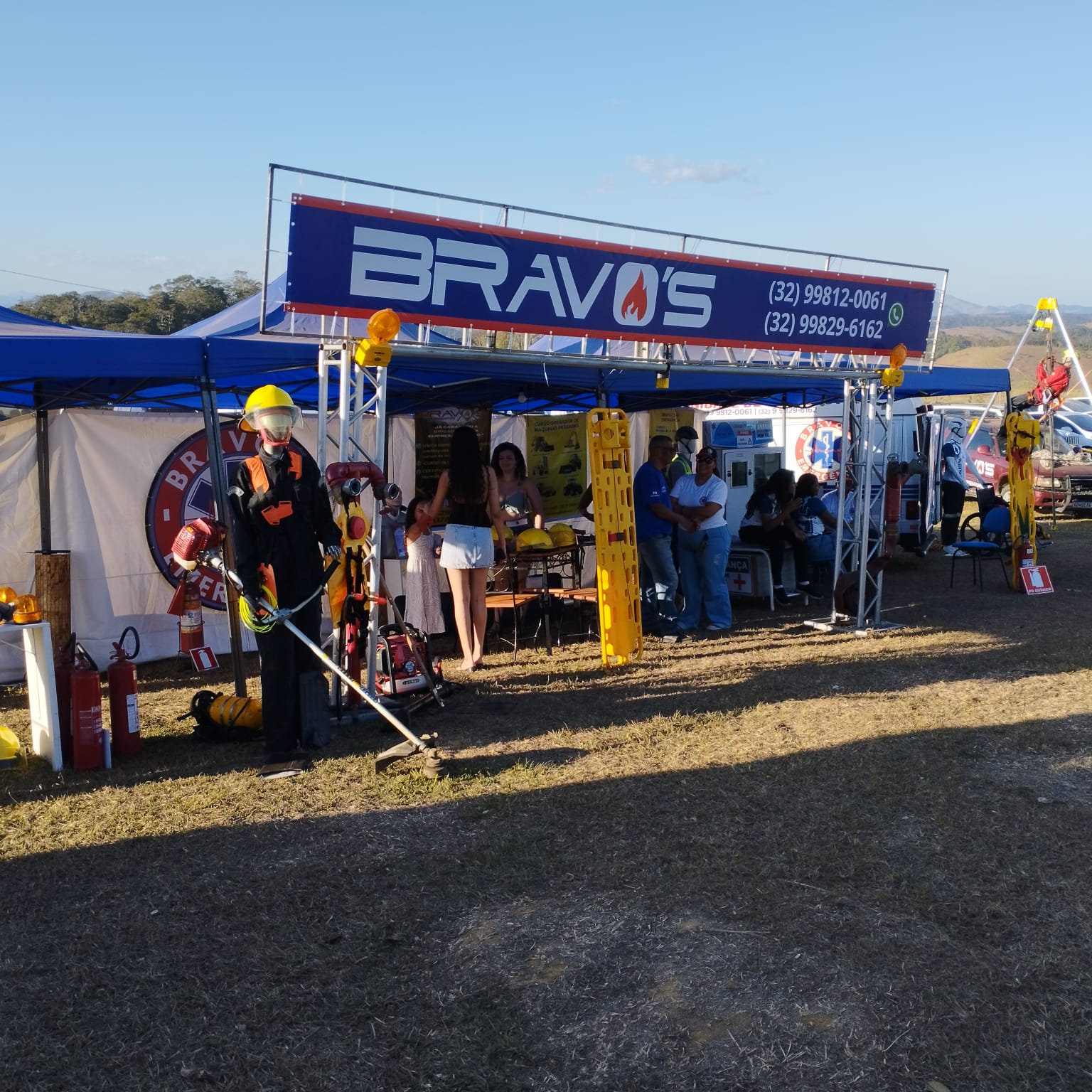 Viatura Bravo's em campo de treinamento com helicóptero