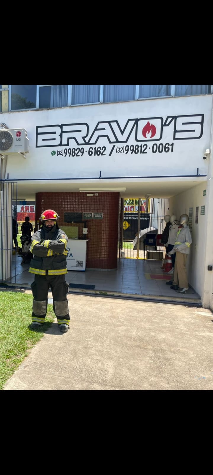 Bombeiro civil em frente à sede Bravo's