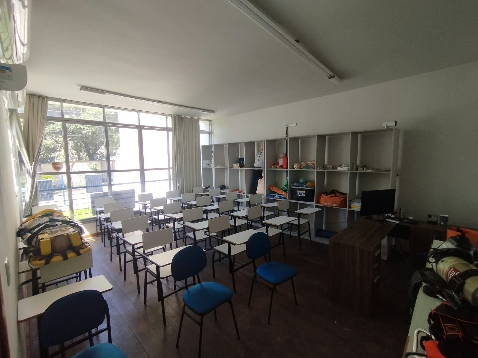 Sala de aula prática Bravo's — manequins de RCP, modelos anatômicos e EPR